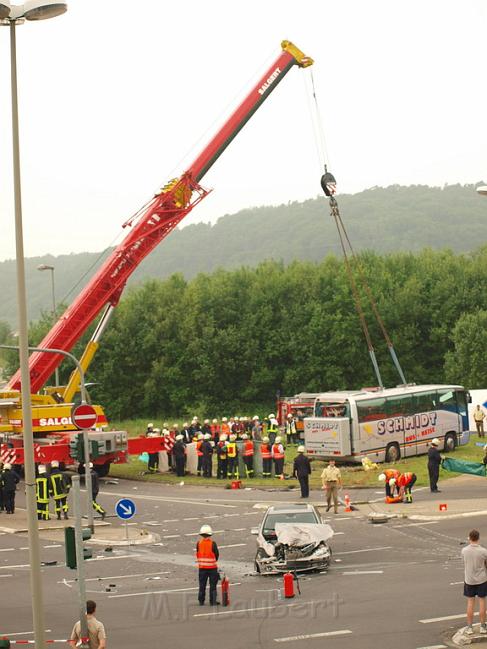 Schwerer Unfall mit Reisebus Lohmar Donrather Dreieck P556.JPG